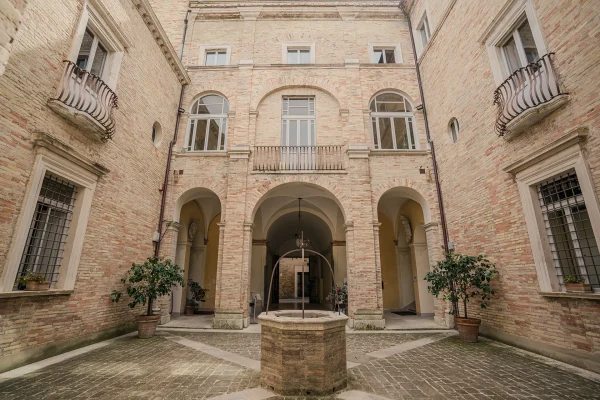 La via delle antiche botteghe, Palazzo Azzolino