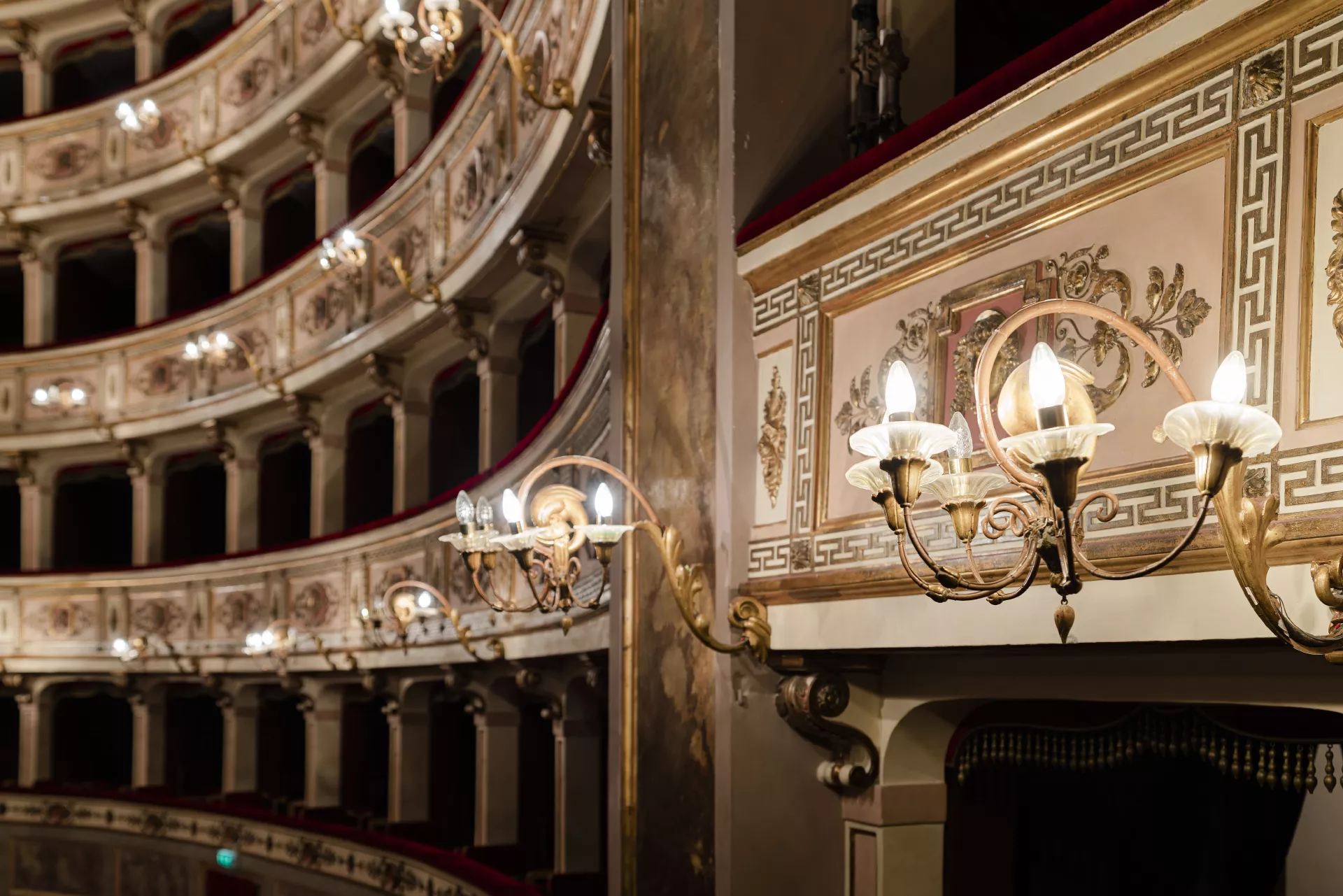Since the 16th century, theatres as status symbols